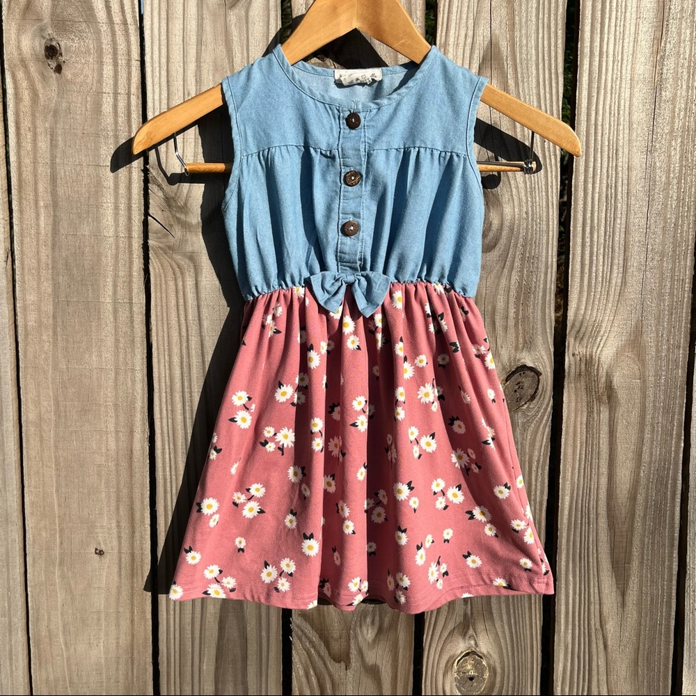 Maddie & Michelle Size 6 Denim Sleeveless Top, Moth color w/White Daisies Print